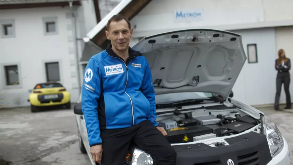 ﻿Andrej Pečjak, inovator - konstruktor električnega vozila Dacia Sandero, ki je s francoskim sovoznikom Fredericom Mlynarzickom v svoji EV daciji sandero na 14. reliju Monte Carlo des enegies nouvelles osvojil skupno zmago v porabi in prvo mesto med električnimi vozili.      //FOTO: Jaka Gasar / Foto: Jaka Gasar