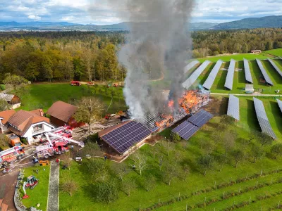 V obsežnem požaru na območju Črnomlja je pogorel cel objekt. Zagorelo je na ostrešju, kjer je bila sončna elektrarna. / Foto: Pgd Črnomelj