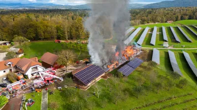 V obsežnem požaru na območju Črnomlja je pogorel cel objekt. Zagorelo je na ostrešju, kjer je bila sončna elektrarna. / Foto: Pgd Črnomelj
