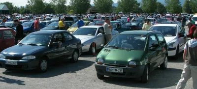 Včasih se je ogromno avtomobilov prodalo tudi na posebnih v ta namen organiziranih sejmih (fotorgafija je iz leta 2009, danes so se navade povsem spremenile. / Foto: Matjaž Terzič