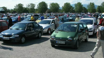 Včasih se je ogromno avtomobilov prodalo tudi na posebnih v ta namen organiziranih sejmih (fotorgafija je iz leta 2009, danes so se navade povsem spremenile. / Foto: Matjaž Terzič