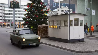 "Berlin, Germany - January 15, 2011: old car ""Trabant"" passes by the former check point ""Charlie"" on border between the western and east Berlin." / Foto: Igmarx