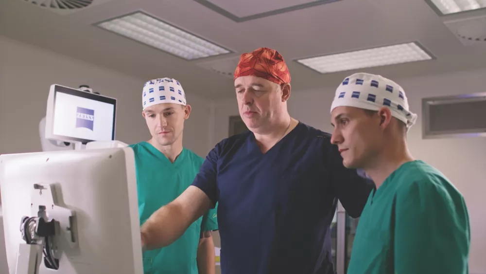 Očesni kirurg Boštjan Drev z ekipo / Foto: Osebni Arhiv