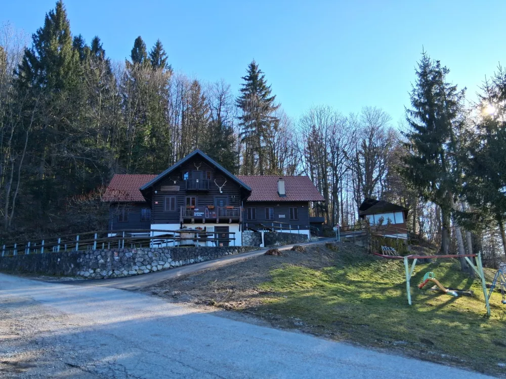 Lovski dom pod Golavo je lahko tudi izhodišče za Golavo. / Foto: Katja Petrovec