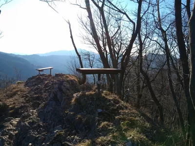 Vrh Golave z dvema klopema ponuja prijeten počitek pred spustom ali nadaljevanjem še na kakšen hrib v bližini. / Foto: Katja Petrovec