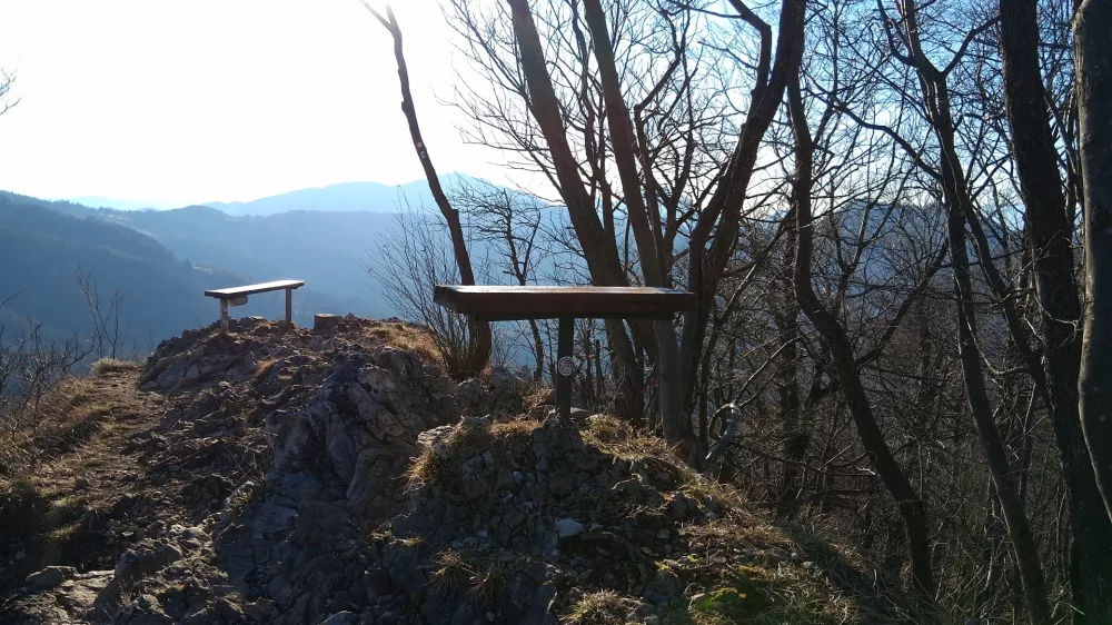 Vrh Golave z dvema klopema ponuja prijeten počitek pred spustom ali nadaljevanjem še na kakšen hrib v bližini. / Foto: Katja Petrovec
