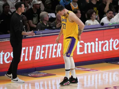 Los Angeles Lakers guard Luka Doncic (77) walks off the court after an injury during the first half in Game 5 of an NBA basketball first-round playoff series against the Minnesota Timberwolves, Wednesday, April 30, 2025, in Los Angeles. (AP Photo/Mark J. Terrill) / Foto: Mark J. Terrill
