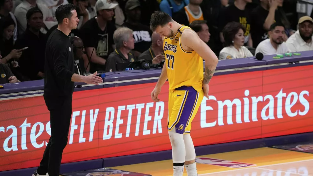Los Angeles Lakers guard Luka Doncic (77) walks off the court after an injury during the first half in Game 5 of an NBA basketball first-round playoff series against the Minnesota Timberwolves, Wednesday, April 30, 2025, in Los Angeles. (AP Photo/Mark J. Terrill) / Foto: Mark J. Terrill