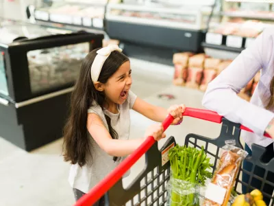 Angry little kid screaming and throwing a tantrum while grocery shopping with her mom at the supermarket because she won't buy her candy / Foto: Antonio_diaz