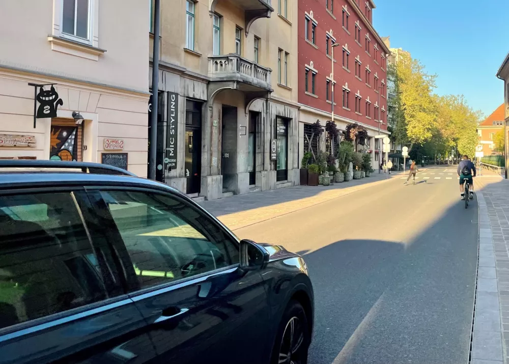 Ko ne spoštujemo pravil in bontona: na cestah lahko vidimo marsikaj, tudi dekle na rolerjih, ki se v središču Ljubljane pelje po sredini ceste. / Foto: TL