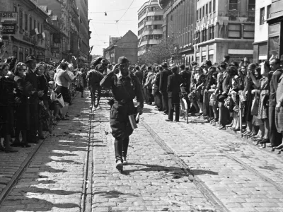 Prihod osvoboditeljev. Fotografija je nastala v bližini Nebotičnika. / Foto: Rudi Stopar/hrani Muzej Novejše In Sodobne Zgodovine Slovenije