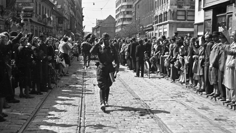 Prihod osvoboditeljev. Fotografija je nastala v bližini Nebotičnika. / Foto: Rudi Stopar/hrani Muzej Novejše In Sodobne Zgodovine Slovenije