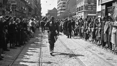 Prihod osvoboditeljev. Fotografija je nastala v bližini Nebotičnika. / Foto: Rudi Stopar/hrani Muzej Novejše In Sodobne Zgodovine Slovenije