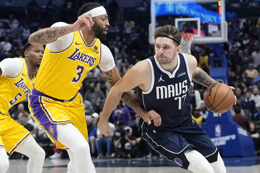 Ko sta si decembra 2023 nasproti stala Luka Dončić v dresu Dallasa in Anthony Davis v dresu Los Angeles Lakers, bi težko našli človeka, ki bi napovedal prodajo Dončića v LA in prihod Davisa v Dallas. / Foto: AP