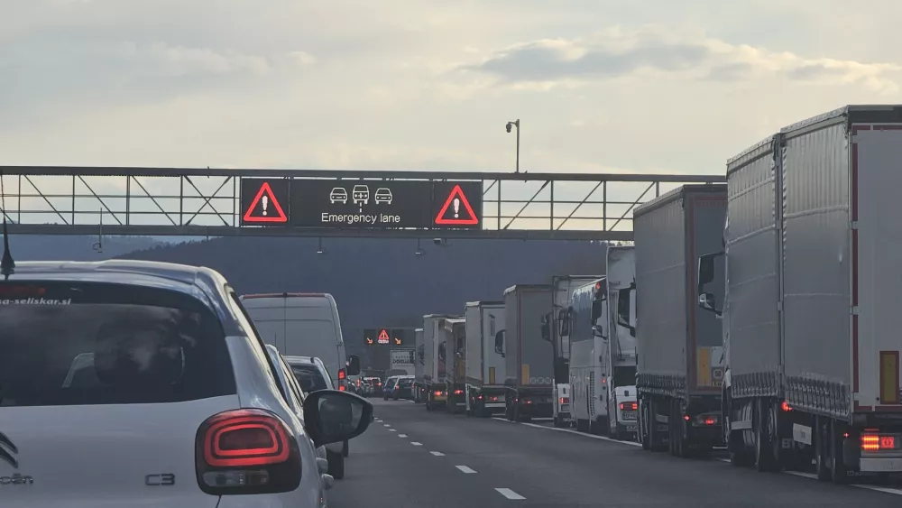 Ljubljana, primorska avtocesta.Resevalni pas vozil na avtocesti. / Foto: Aljosa Rehar/sta