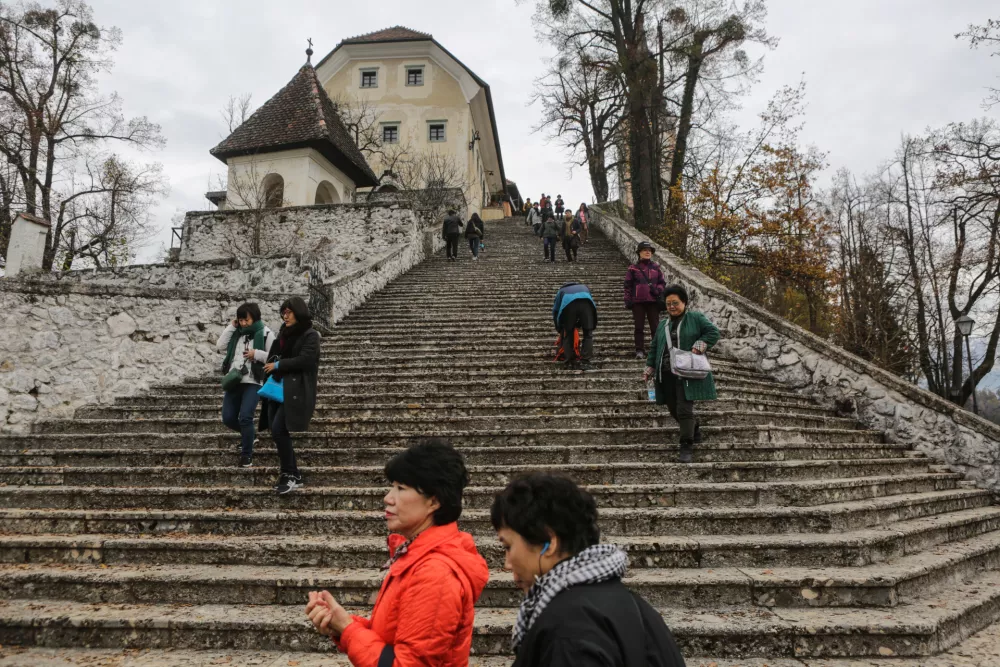 ﻿- 11.11.2016 - Bled - Blejski otok - turizem - korejski turisti  //FOTO: Luka Cjuha. / Foto: Luka Cjuha