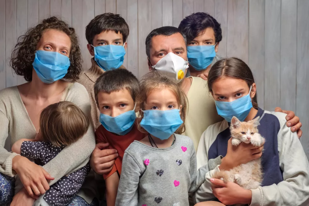 Large traditional family in blue face masks. Portrait of a family having six children in protective medical masks on a wooden wall background. Looking at camera. Stay home during COVID-19 coronavirus / Foto: Standart