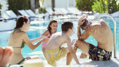 kopanje, bazen, družina / Foto: Caiaimage/paul Bradbury