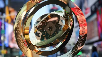 Pred klubskim svetovnim nogometnim prvenstvom v ZDA so na newyorškem Times Squaru razstavilia pokal, ki ga bo prejmel zmagovalec svetovnega klubskega prvenstva. / Foto: Reuters