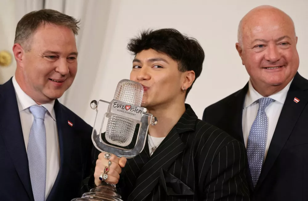 Zmagovalec JJ je bil v ponedeljek na obisku pri kanclerju Christianu Stockerju (desno). / Foto: Reuters