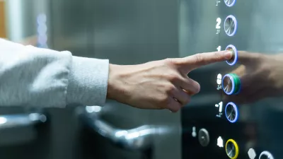 Closeup of person's hand pushing button to select first floor in elevator. Passenger lift. Businessman in office. Movement within building concept / Foto: Istock