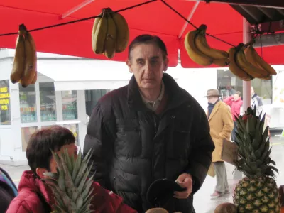 Aljoša Žorga, nekdanji košarkar na tržnici / Foto: Vito Avguštin