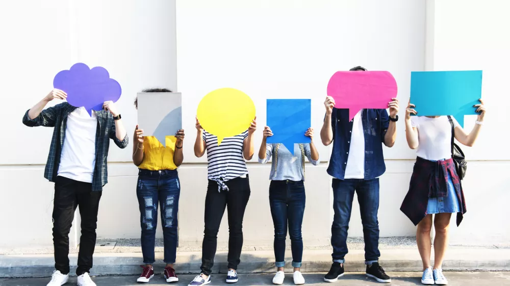 Young adult friends holding up copy space placard thought bubbles / Foto: Rawpixel
