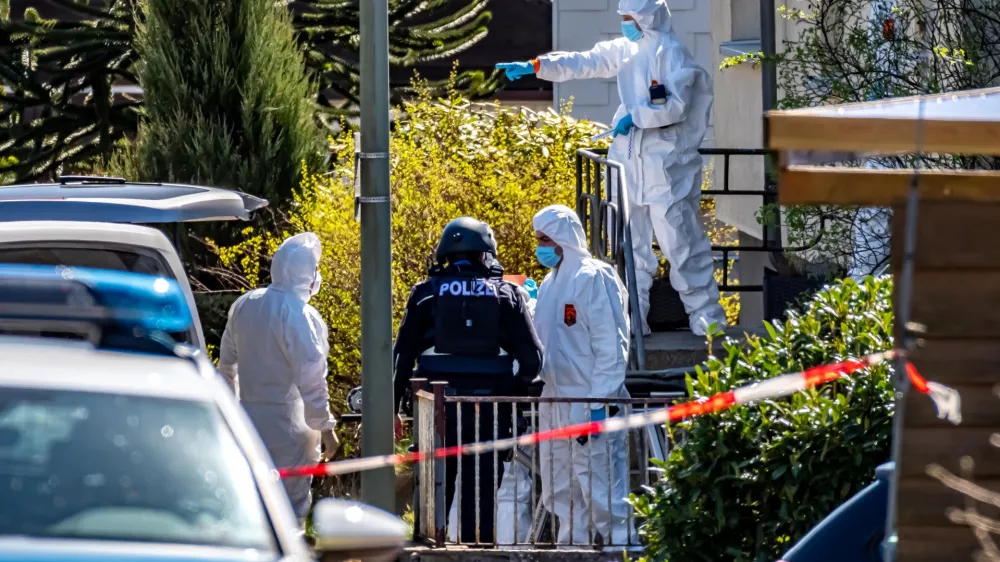 06 April 2025, Rhineland-Palatinate, Weitefeld: Forensics and police investigate the death of three people in Weitefeld. Photo: Markus Klümper/dpa