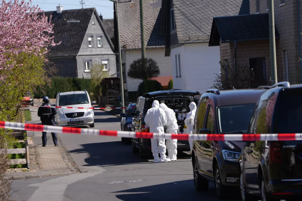 06 April 2025, Rhineland-Palatinate, Weitefeld: Police and forensics work at the scene where three people have been found dead in Weitefeld in the Westerwald. Photo: Thomas Frey/dpa