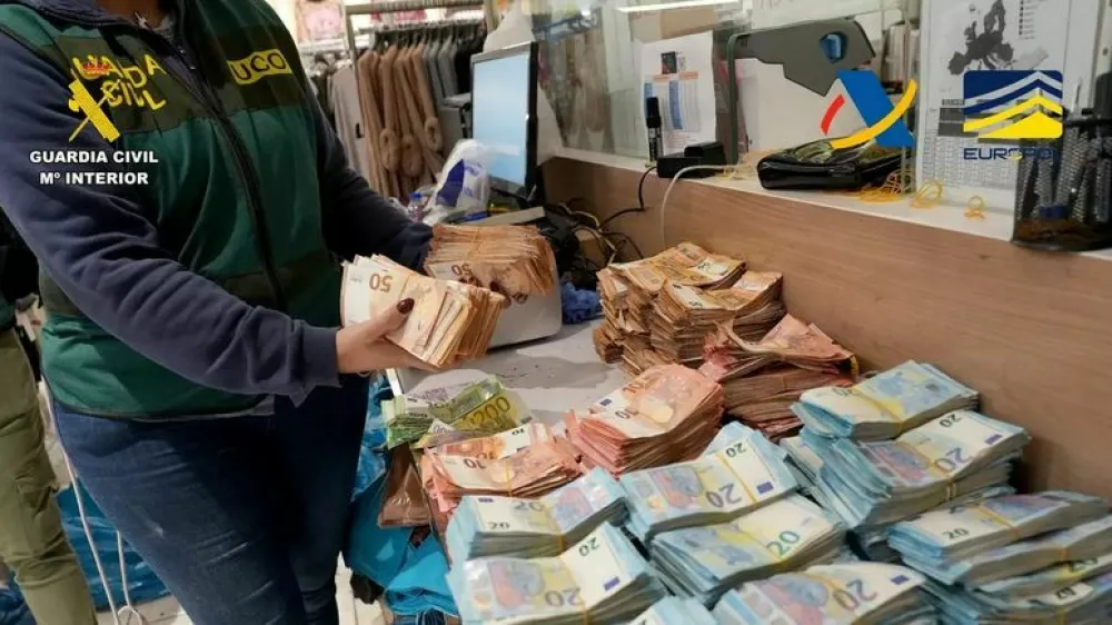 V zaključni akciji so zasegli 8,2 milijona evrov gotovine in zasegli ali zamrznili 27 milijonov evrov v kriptovalutah ter dva milijona evrov na bančnih računih. Foto: Europol