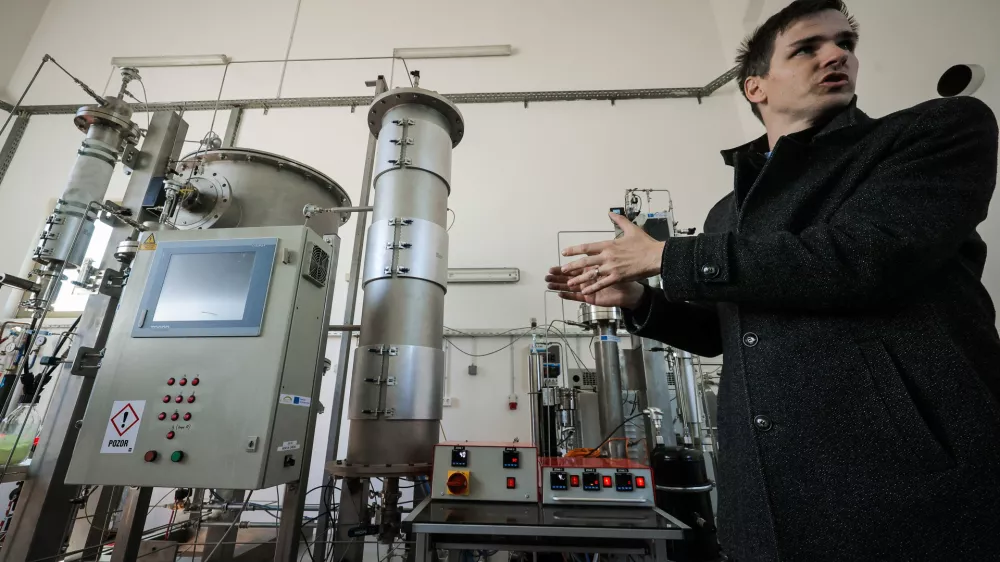 Dol pri Ljubljani, Reaktorski center Podgorica.Predstavitev projekta e-CODUCT s ciljem zmanjsanja toplogrednih plinov in kislih plinov pred uradnim odprtjem pilotnega elektrotermicnega kataliticnega reaktorja z lebdecim slojem v organizaciji Kemijskega instituta in Centra odlicnosti nizkoogljicne tehnologije.Raziskovalec na Kemijskem institutu Miha Grilc.