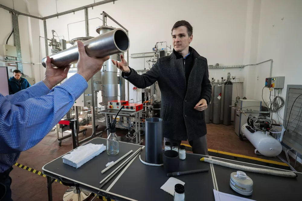 Dol pri Ljubljani, Reaktorski center Podgorica.Predstavitev projekta e-CODUCT s ciljem zmanjsanja toplogrednih plinov in kislih plinov pred uradnim odprtjem pilotnega elektrotermicnega kataliticnega reaktorja z lebdecim slojem v organizaciji Kemijskega instituta in Centra odlicnosti nizkoogljicne tehnologije.Raziskovalec na Kemijskem institutu Miha Grilc.