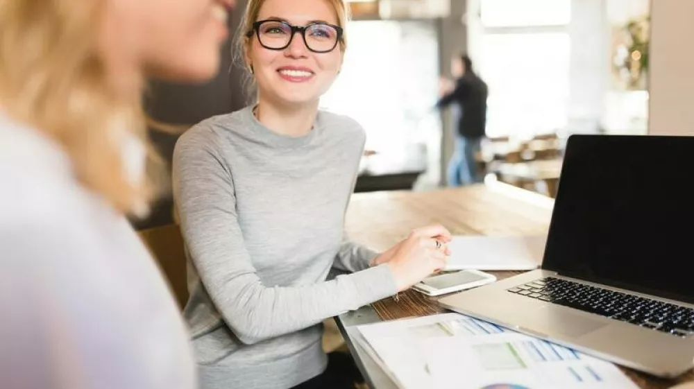 Znotraj programa D&B Global Trade Exchange Program podjetja dobijo dostop do največje svetovne baze podatkov o plačilih. S primerjavo, kako stranke plačujejo ostalim, lahko prepoznajo potencialne težave, kot so zamude pri plačilih, in ukrepajo pred nastankom večjih težav. Program prav tako prispeva k zmanj&scaron;anju dni neplačanih terjatev in omogoča podjetjem bolj&scaron;e obvladovanje denarnega toka. Za sprejemanje bolj optimalnih odločitev uporabniki programa dobijo ekskluziven dostop do dodatnih analiz in poročil o plačilnih vzorcih strank skozi čas (D&B Payment Performance Insights). F D & B