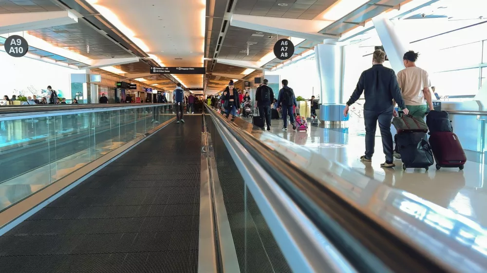 San Francisco, California, USA. August 2, 2024. Passengers walking through a brightly lit terminal at San Francisco International Airport with moving walkways.,Image: 906525354, License: Royalty-free, Restrictions: Contributor country restriction: Worldwide, Worldwide.Contributor usage restriction: Advertising and promotion, Consumer goods.Contributor media restriction: {30654A15-EEB5-421D-826F-3628BBF21768}, {30654A15-EEB5-421D-826F-3628BBF21768}., Model Release: no / Foto: Profimedia
