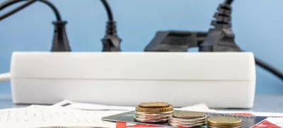 The Money, bank credit cards and electricity bills on the background of an electrical outlet. Electricity debts, the concept of rising electricity prices. / Foto: Bin Kontan