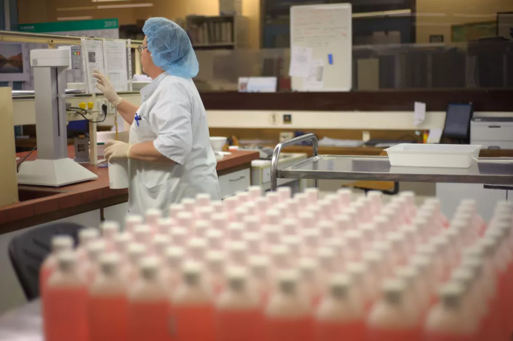 - ilustrativna fotografijazdravila, farmacevtski izdelki, krema, kreme, izdelava zdravil, mazila- Lekarna UKC Ljubljana - dan odprtih vrat - predstavili način priprave zdravil in prostore lekarne, Zaloška 7   //FOTO: Tomaž Zajelšnik