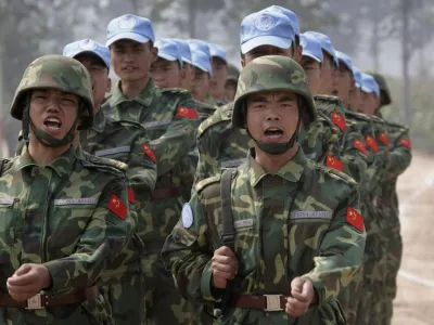 Chinese soldiers from an engineering unit practice at an army camp in Qinyang in Henan province September 15, 2007. The soldiers are a part of a 315-member multi-functional unit that will go for a United Nations peacekeeping mission in the Darfur region of Sudan in the near future. The peacekeeping mission will build and maintain barracks, roads, helipads and bridges, the army said. REUTERS/Reinhard Krause (CHINA)