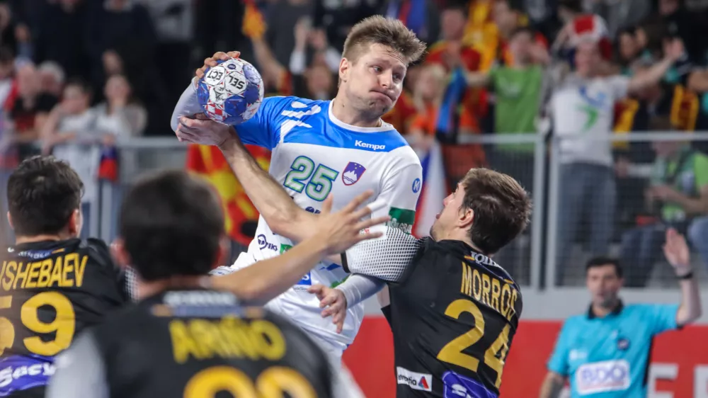 ﻿Marko Bezjak  - 23.01.2018 – Varaždin - rokomet – Slovenija: Španija, evropsko prventstvo v moškem rokometnem prvenstvu na Hrvaškem- Slovenska moška rokometna reprezentanca je na tekmi drugega kroga drugega dela evropskega prvenstva premagala Španijo z 31:26 (13:12)   //FOTO: Jaka Gasar