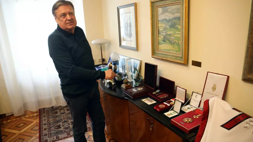 Leta 2022 je Aleksander Vučić ljubljanskemu županu podelil srbsko državno odlikovanje (na fotografiji skrajno desno) za »posebne zasluge pri razvoju in utrjevanju sodelovanja in prijateljskih odnosov med Republiko Srbijo in Republiko Slovenijo«. Foto:Tomaž Skale