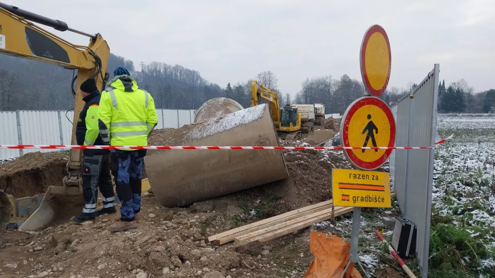 Ljubljanska občina je pri gradnji kanala C0 in nadgradnji centralne čistilne naprave sklenila za 21,8 milijona evrov aneksov. Pri gradnji fekalne kanalizacije tovrstnih aneksov za zdaj ni bilo. Foto: Vanja Brkić