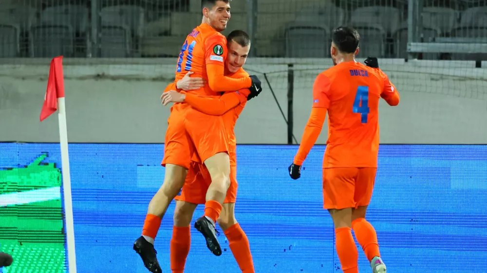 Soccer Football - Conference League - Round of 16 - Second Leg - Lugano v Celje - Stockhorn Arena, Thun, Switzerland - March 13, 2025 Celje's Svit Seslar celebrates scoring their first goal with teammates REUTERS/Denis Balibouse