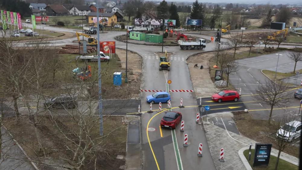 16.01.2025. Zapora krožišča pri Supernovi in Eleclercu na Rudniku v Ljubljani. FOTO: Bojan Velikonja 