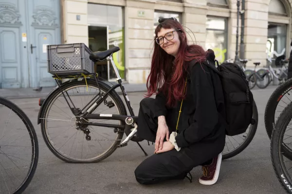 Kolesarka Vita Tušek si je zaradi gneče premislila in se s prazno zadnjo zračnico odpravila do kolesarskega centra na Trubarjevi. Foto: Nik Erik Neubauer