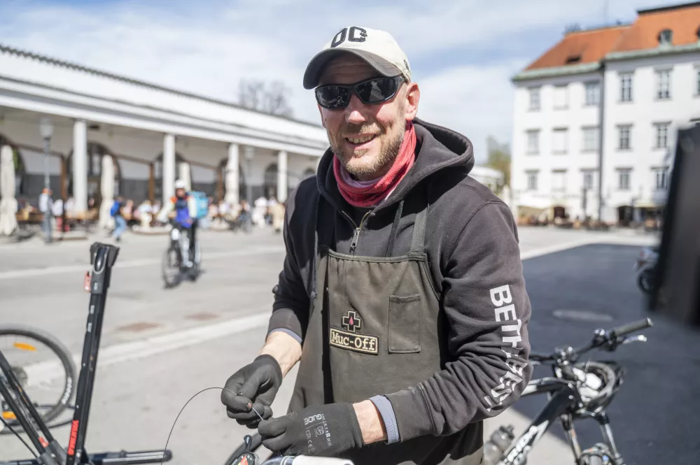 Klemen Mavec, servis koles: »Da bom imel danes veliko dela, sem dojel pred dvema dnevoma, ko sem začel dobivati klice ljudi. Zanimalo jih je, kakšne servise opravljam in ali se je treba na njih predhodno naročiti.« Foto: Nik Erik Neubauer