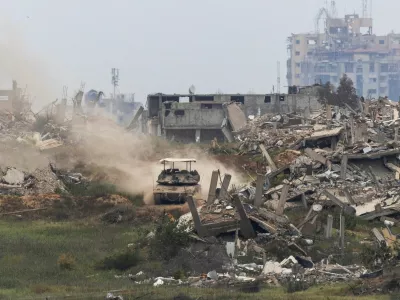 An Israeli tank maneuvers in Gaza, as seen from the Israeli side of the Gaza border, April 7, 2025. REUTERS/Amir Cohen   TPX IMAGES OF THE DAY