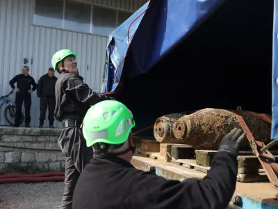 - Deaktivirani bombi.- 17.03.2024. Odstranjevanje neekspodiranih letalskih bomb iz 2. svetovne vojne na območju železniške postaje Nova Gorica.//FOTO: Bojan Velikonja
