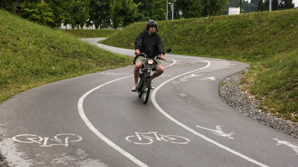﻿28.6.2017 - moped - vožnja z dvokolesnikom omejitev hitrosti 25 kmh - čelada prometna varnost //FOTO: Luka Cjuha.