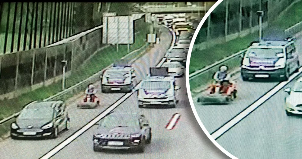 S kosilnico po avtocesti, kosilnica, traktorska kosilnicaLinz, Aprila 2025