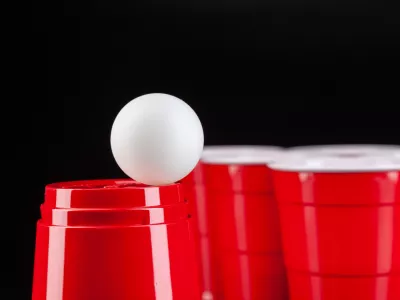 Najprej bomo skrili žogico in potem premešali … / Foto: Istock