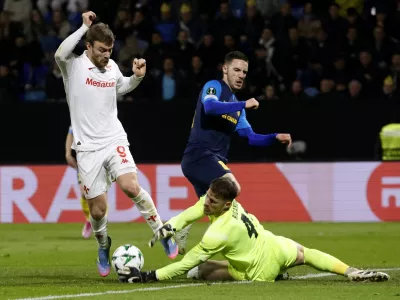 Soccer Football - Conference League - Quarter Final - First Leg - Celje v Fiorentina - Z'dezele Stadium, Celje, Slovenia - April 10, 2025 Fiorentina's Lucas Beltran in action with Celje's Ricardo Silva and Tamar Svetlin REUTERS/Borut Zivulovic